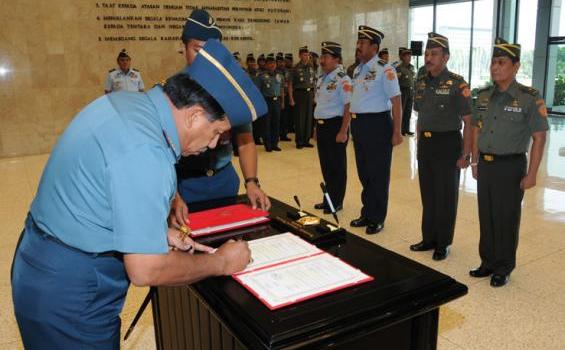 Panglima TNI Minta Para Perwira Belajar dari Acara Serah Terima Jabatan - 4.jpg