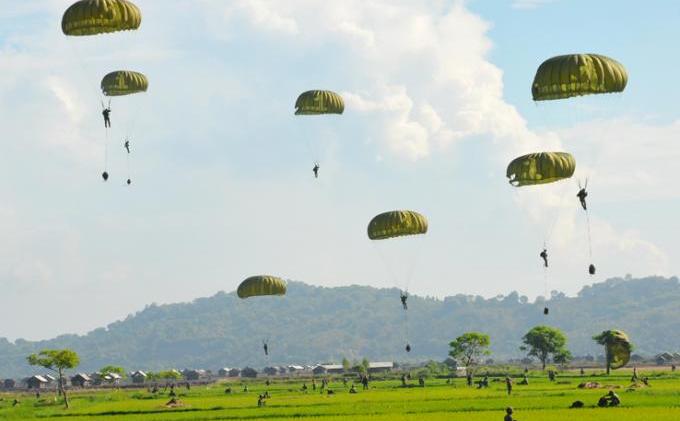 Pasukan Linud Berhasil Diterjunkan ke Dropping Zone Musuh di Woha Bima - 7.jpg