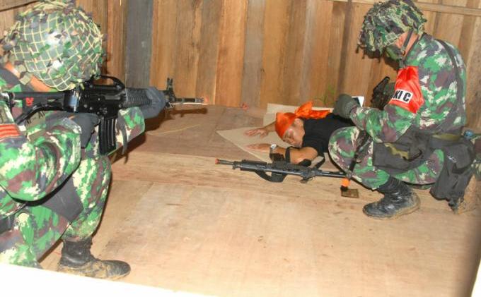 TNI Berhasil Robohkan Bendera Sonora dan Kibarkan Sang Saka Merah Putih - Mobud_3.jpg