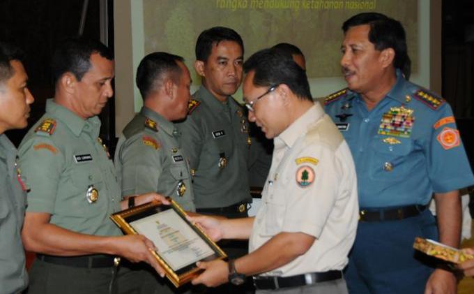 Lestarikan Kawasan Hutan Konservasi, TNI Dapat Penghargaan - 2.JPG