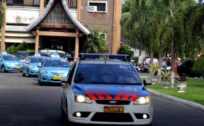 Blue Bird hadir di Sumatera Barat - keluar_kantor_gubernur.jpg