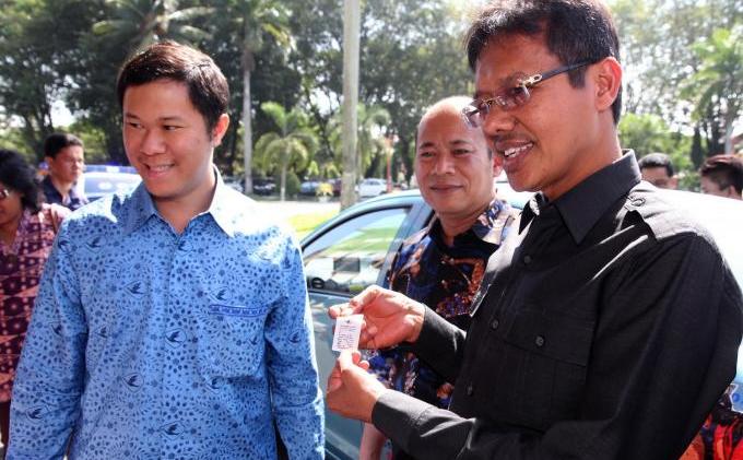Blue Bird hadir di Sumatera Barat - menunjukan_stroke_pembayaran_taksi.jpg