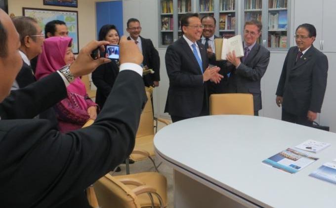 Apa Saja yang Dilakukan Anggota DPD RI di Moskow? - Ketua_DPD_RI_bersama_Direktur_ASEAN_CENTRE,_Victor_Sumsky1.jpg