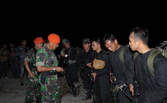 Dalam Gelap Pasukan Khusus TNI Terjun Memasuki Daerah Sangatta - 3.jpg