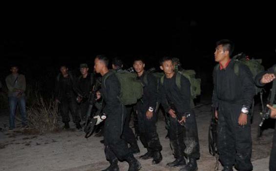 Dalam Gelap Pasukan Khusus TNI Terjun Memasuki Daerah Sangatta - 4.jpg