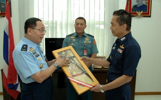 Selamat, Dua Perwira Tinggi TNI Dapat Penghargaan dari Royal Thai Army - copy_2.jpg