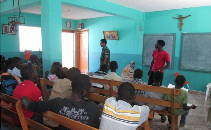 Personel TNI Ajari Anak-anak Haiti Berbahasa Inggris - Picture1.jpg
