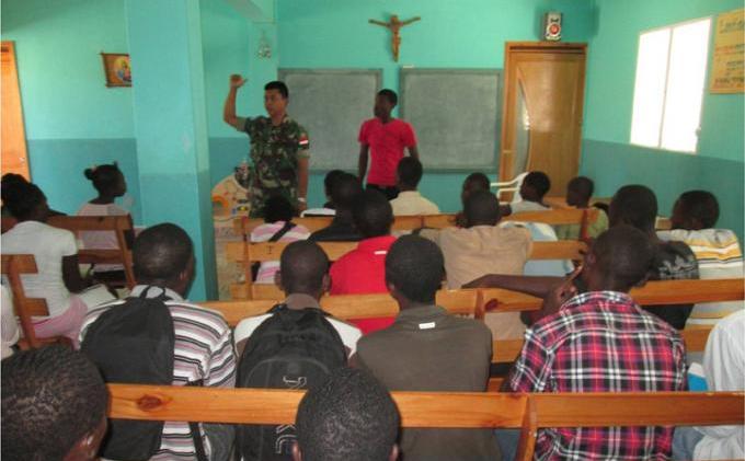 Personel TNI Ajari Anak-anak Haiti Berbahasa Inggris - Picture2.jpg