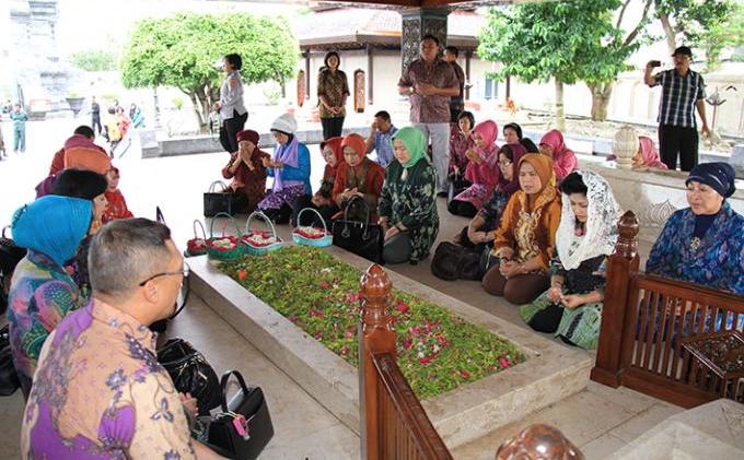 Istri Panglima TNI Berbaur dengan Ribuan Masyarakat Blitar - IMG_6559.JPG