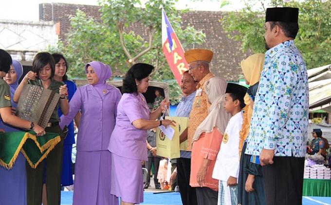 Istri Panglima TNI Berbaur dengan Ribuan Masyarakat Blitar - IMG_7286.JPG