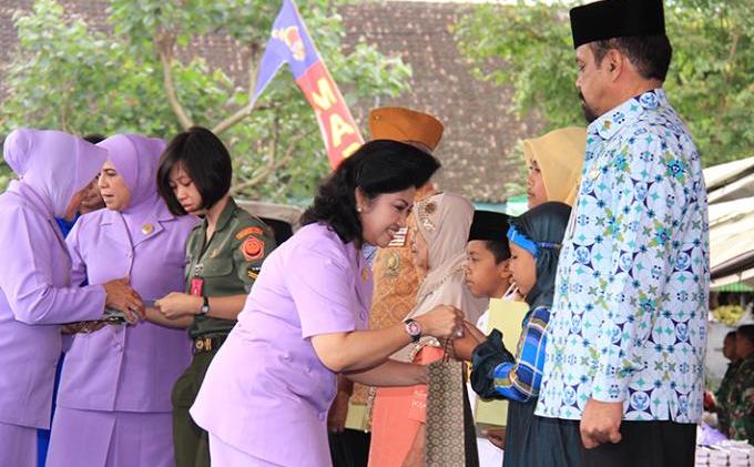 Istri Panglima TNI Berbaur dengan Ribuan Masyarakat Blitar - IMG_7288.JPG