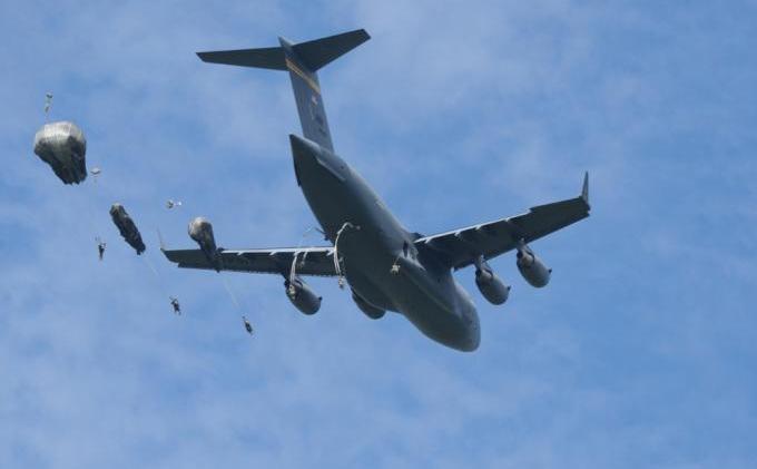 Keakraban Prajurit TNI dan US Army Saat Latihan  Bersama di Karawang - garuda_shield_2013_terjun_(1).jpg