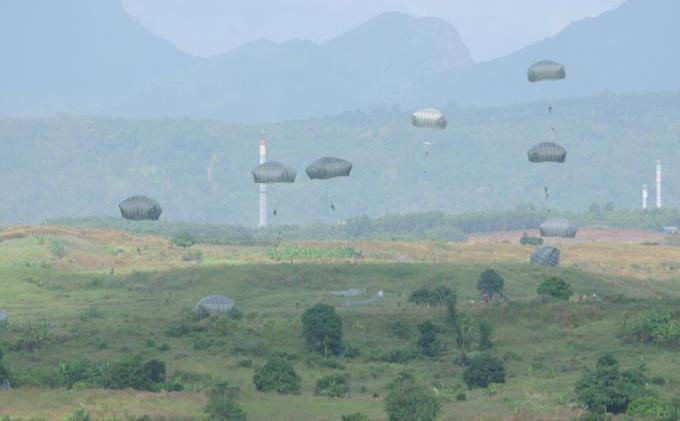 Keakraban Prajurit TNI dan US Army Saat Latihan  Bersama di Karawang - garuda_shield_2013_terjun_(2).jpg