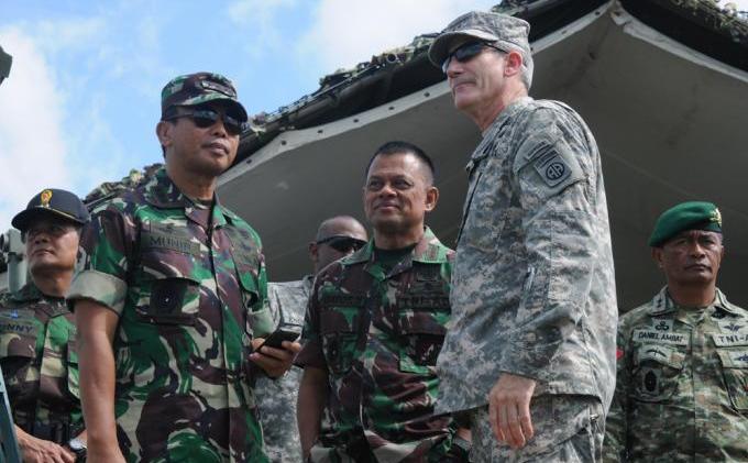 Keakraban Prajurit TNI dan US Army Saat Latihan  Bersama di Karawang - garuda_shield_2013_terjun_(3).jpg
