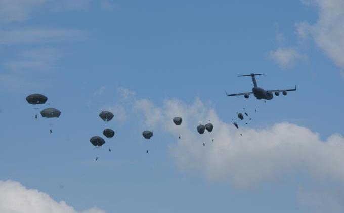 Keakraban Prajurit TNI dan US Army Saat Latihan  Bersama di Karawang - garuda_shield_2013_terjun_(4).jpg