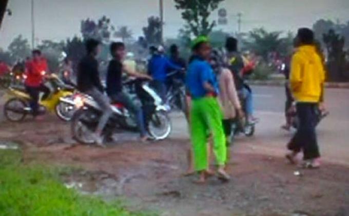 Jalur Masuk Bandara SMB II Terganggu Balap Liar dan Perang Petasan - balap.jpg