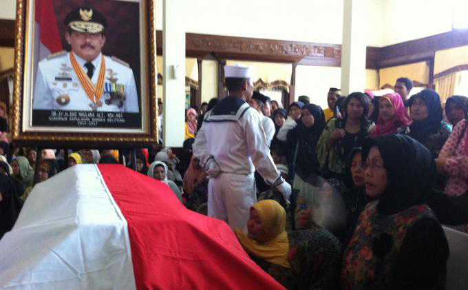 Foto Jenazah Eko Maulana Ali Disambut Isak Tangis Keluarga - gubernur-eko-disemayamkan.jpg