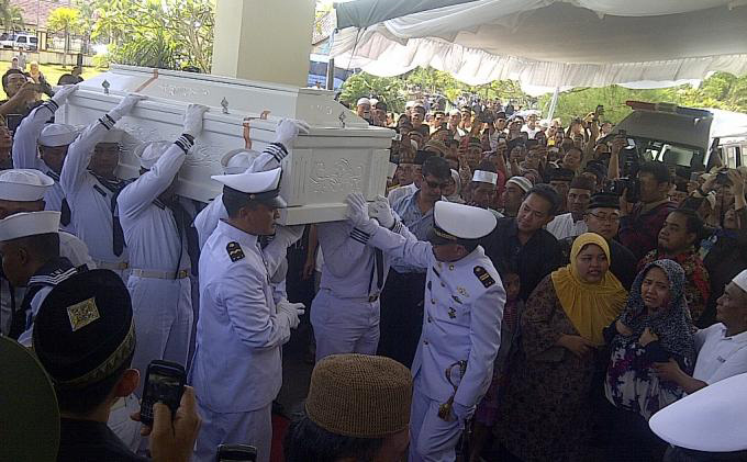 Foto Jenazah Eko Maulana Ali Disambut Isak Tangis Keluarga - peti-jenazah-gubernur-babel.jpg