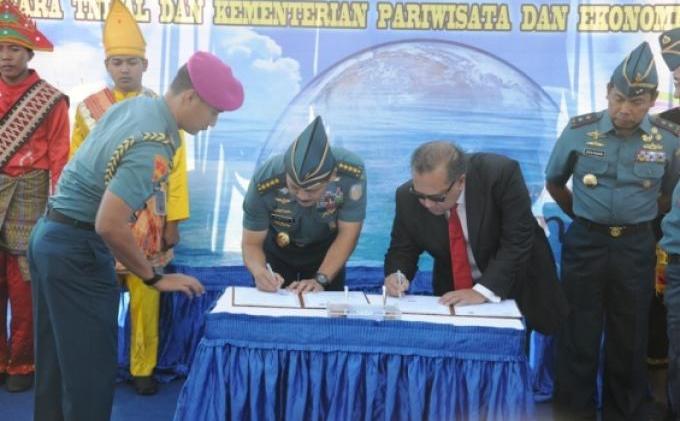 KRI Dewaruci Lakukan Pelayaran Muhibah Mengelilingi Benua Australia - Pelepasan_KRI_Dewaruci_1.jpg