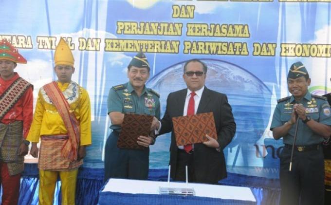 KRI Dewaruci Lakukan Pelayaran Muhibah Mengelilingi Benua Australia - Pelepasan_KRI_Dewaruci_2.jpg