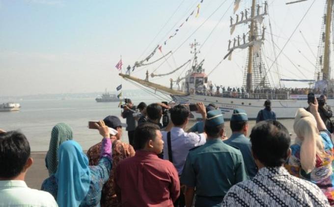 KRI Dewaruci Lakukan Pelayaran Muhibah Mengelilingi Benua Australia - Pelepasan_KRI_Dewaruci_3.jpg