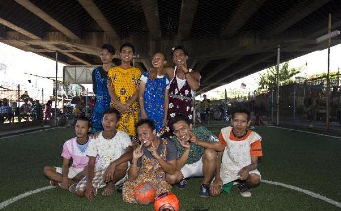 Foto: Idih, Cowok-cowok Main Bola Pakai Daster, Bergaya Centil Cherrybelle Lagi!  - 20138_17_241842p.JPG