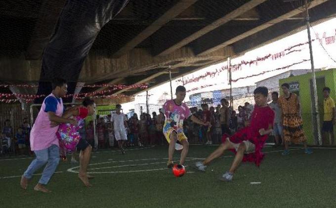 Foto: Idih, Cowok-cowok Main Bola Pakai Daster, Bergaya Centil Cherrybelle Lagi!  - 20138_17_241844p.JPG