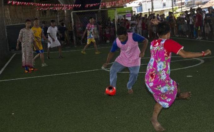 Foto: Idih, Cowok-cowok Main Bola Pakai Daster, Bergaya Centil Cherrybelle Lagi!  - 20138_17_241845p.JPG