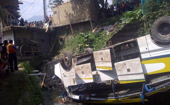 Foto-foto Bus Giri Indah Masuk Jurang di Cisarua - bus_giri_indah2.jpg