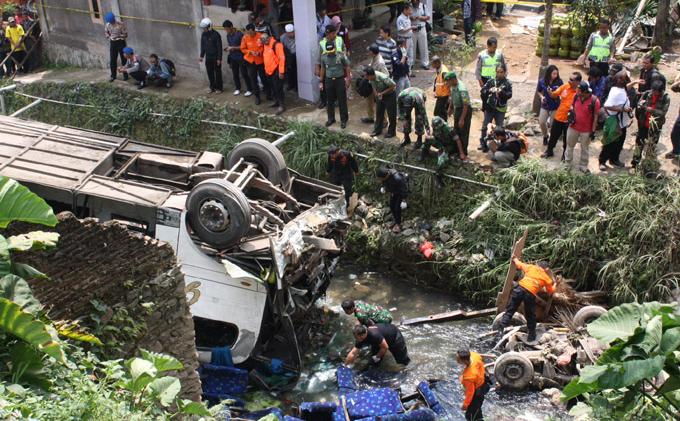 Foto-foto Bus Giri Indah Masuk Jurang di Cisarua - bus_giri_indah3.JPG
