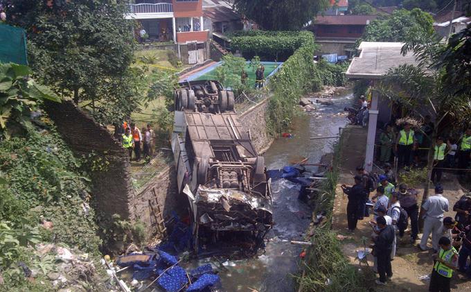 Foto-foto Bus Giri Indah Masuk Jurang di Cisarua - bus_giri_indah_1.jpg