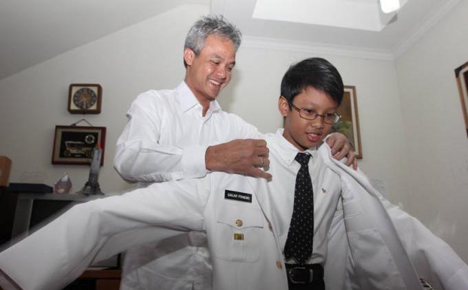 Parade Foto Ganjar Pranowo: Masih Sempat Intip Istri Berdandan - 20130823SUL_Aktivita_Ganjar_Pranowo_Jelang_Pelantikan_07.jpg