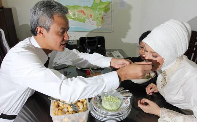 Parade Foto Ganjar Pranowo: Masih Sempat Intip Istri Berdandan - 20130823SUL_Aktivita_Ganjar_Pranowo_Jelang_Pelantikan_09.jpg