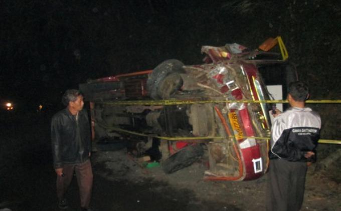 Minibus Terguling, Tiga Orang Dipastikan Tewas - IMG_07851.JPG