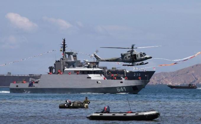 26 KRI Meriahkan Sail Komodo 2013 di Labuan Bajo - 14_Sailing_Pass_dan_Heli_Water_Jump_Meriahkan_Puncak_Acara_Sail_Komodo_2013_1.jpg