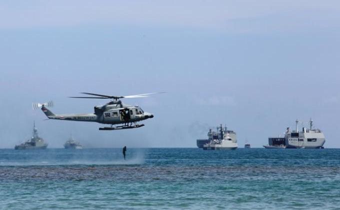 26 KRI Meriahkan Sail Komodo 2013 di Labuan Bajo - 14_Sailing_Pass_dan_Heli_Water_Jump_Meriahkan_Puncak_Acara_Sail_Komodo_2013_2.jpg