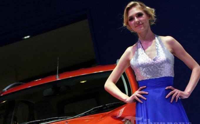 FOTO: Cantiknya Cewek-cewek SPG di Pameran Otomotif IIMS, Mau Kenalan?  - dua.jpg