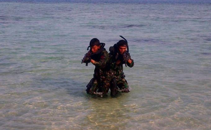 Mengintip Prajurit Kostrad Saat Latihan di Kepulauan Seribu - serbuan_pantai_19-9-13.jpg