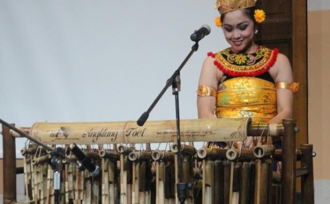 Angklung Bandung Memukau Penonton di HUT ke-46 ASEAN di Moskow - Permainan_Angklung_oleh_Femmi_dari_Saung_Mang_Udjo.JPG