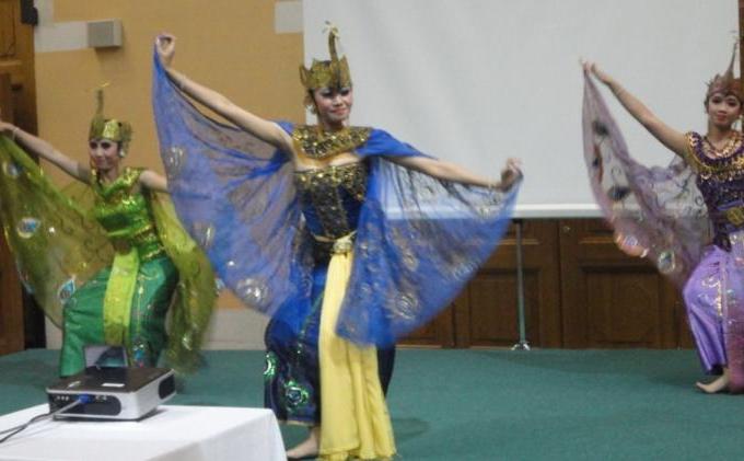 Angklung Bandung Memukau Penonton di HUT ke-46 ASEAN di Moskow - Tari_Merak_dari_Sangggar_Sonobudoyo_Surakarta.JPG