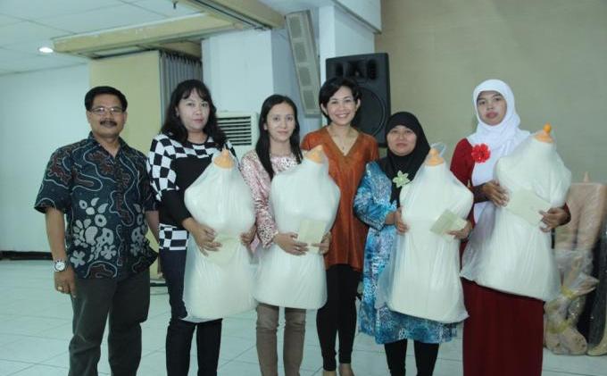 Pemberdayaan Perempuan Kelas Menjahit Gelombang Pertama - Noni_Purnomo_bersama_para_peserta_terbaik_kelas_menjahit.JPG
