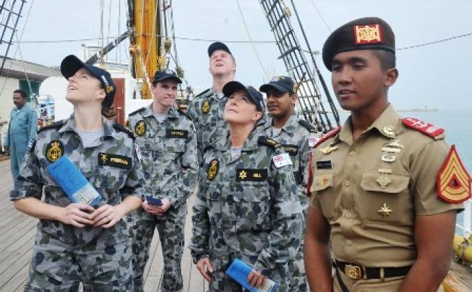 Tentara Cantik Australia Berkunjung ke KRI Dewaruci di Fremantle - 03_Kadet_AAL_dan_Kri_Dwr_(1).jpg