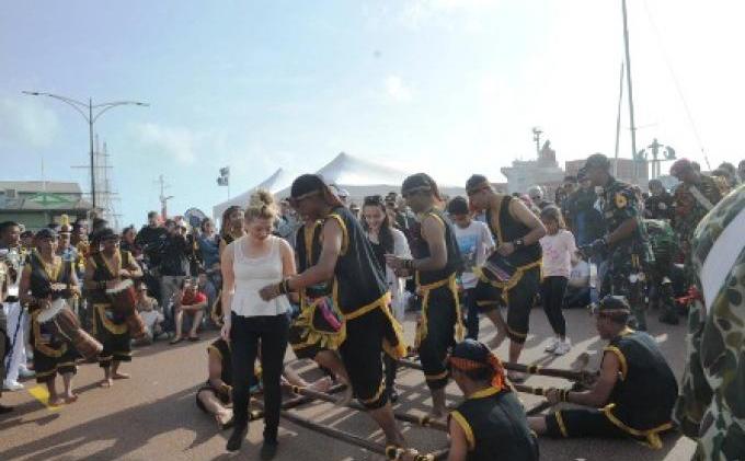Tentara Cantik Australia Berkunjung ke KRI Dewaruci di Fremantle - 03_Kadet_AAL_dan_Kri_Dwr_(2).jpg