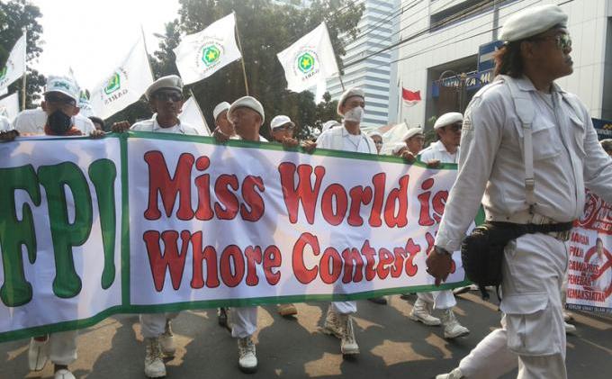 Parade Foto: FUI Sebut Miss World Kontes Perempuan Murahan - 20130903_145318_resized.jpg