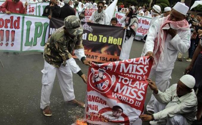 Poster Berbunyi Miss World Go To Hell! Ini Dibentang Kemudian Dibakar  - 244559p.JPG