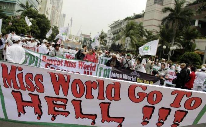 Poster Berbunyi Miss World Go To Hell! Ini Dibentang Kemudian Dibakar  - 244560p.JPG