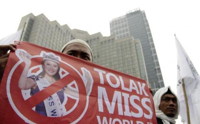 Poster Berbunyi Miss World Go To Hell! Ini Dibentang Kemudian Dibakar  - 244562p.JPG