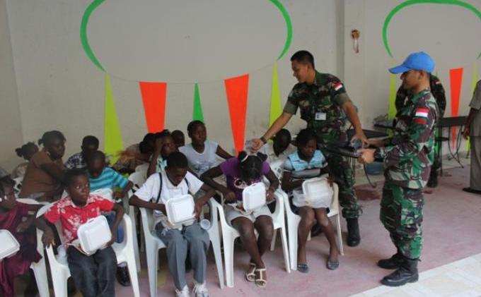 Prajurit TNI Rayakan Tahun Baru dengan Anak-anak Jalanan di Haiti - 2.JPG