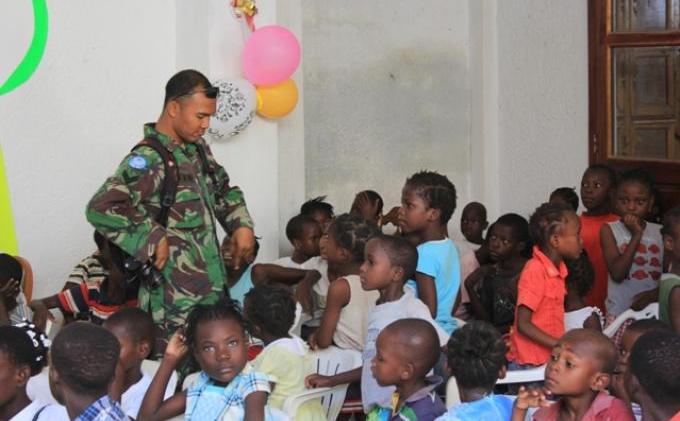Prajurit TNI Rayakan Tahun Baru dengan Anak-anak Jalanan di Haiti - 4.JPG