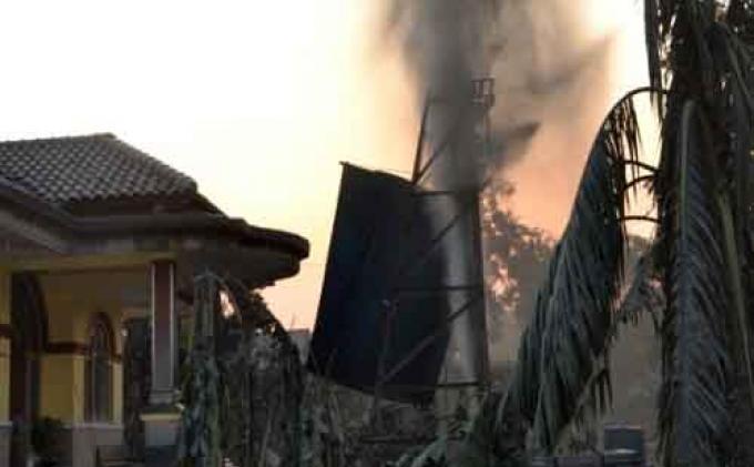 Sumur Bor Semburkan Lumpur Setinggi 15 Meter di Pati , Ini Foto-fotonya - sumur1.jpg